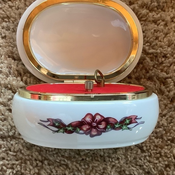 Herritage House Inc. /Fine Porcelain, Music Box By David Russell - Picture 3 of 4